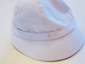 クレヨンで汚れた白い帽子