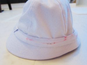 クレヨンで汚れた白い帽子