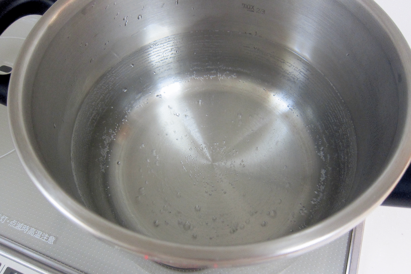 お湯が沸騰する前で小さい泡が出ている