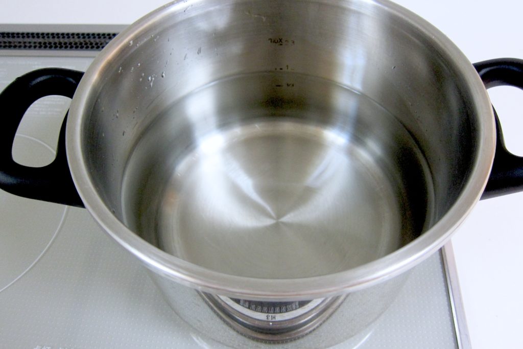 五島うどんを茹でるためにティファールの圧力鍋に水を入れている